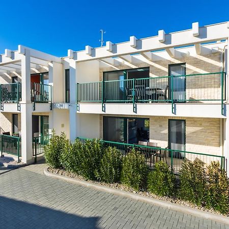 Queen Beach Apartments Nin Bagian luar foto