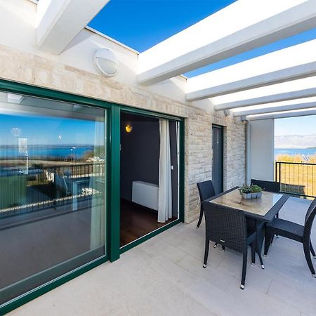 Queen Beach Apartments Nin Bagian luar foto