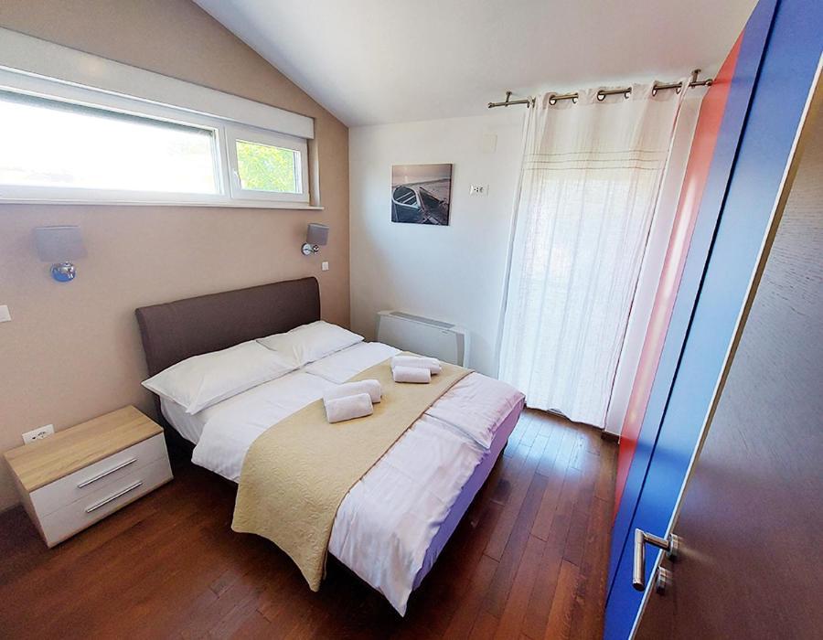 Queen Beach Apartments Nin Bagian luar foto