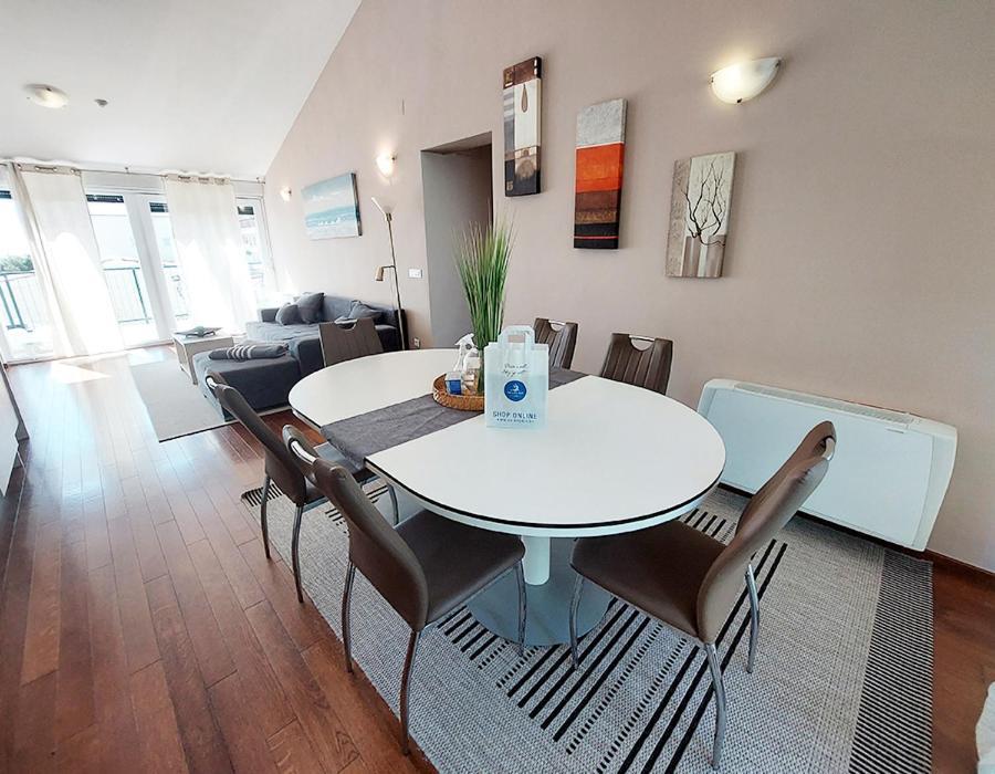 Queen Beach Apartments Nin Bagian luar foto