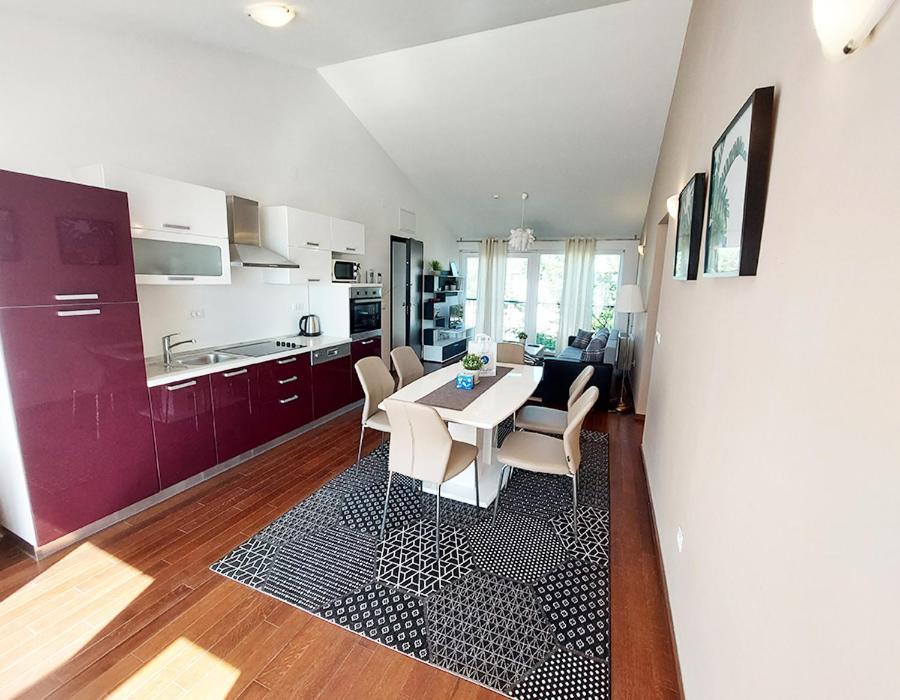 Queen Beach Apartments Nin Bagian luar foto