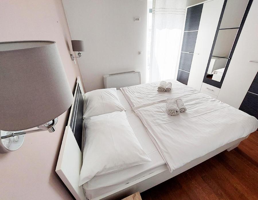 Queen Beach Apartments Nin Bagian luar foto