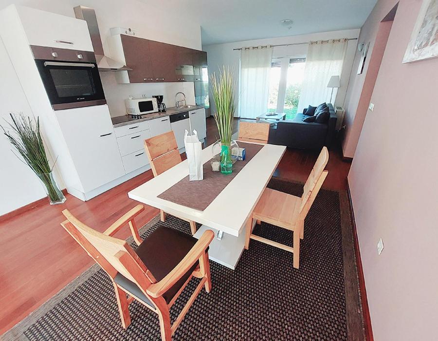 Queen Beach Apartments Nin Bagian luar foto