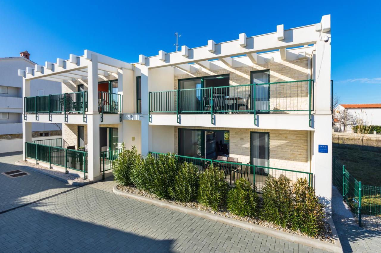 Queen Beach Apartments Nin Bagian luar foto
