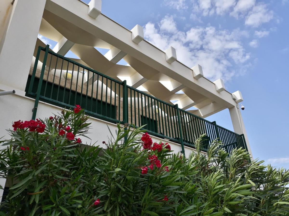 Queen Beach Apartments Nin Bagian luar foto