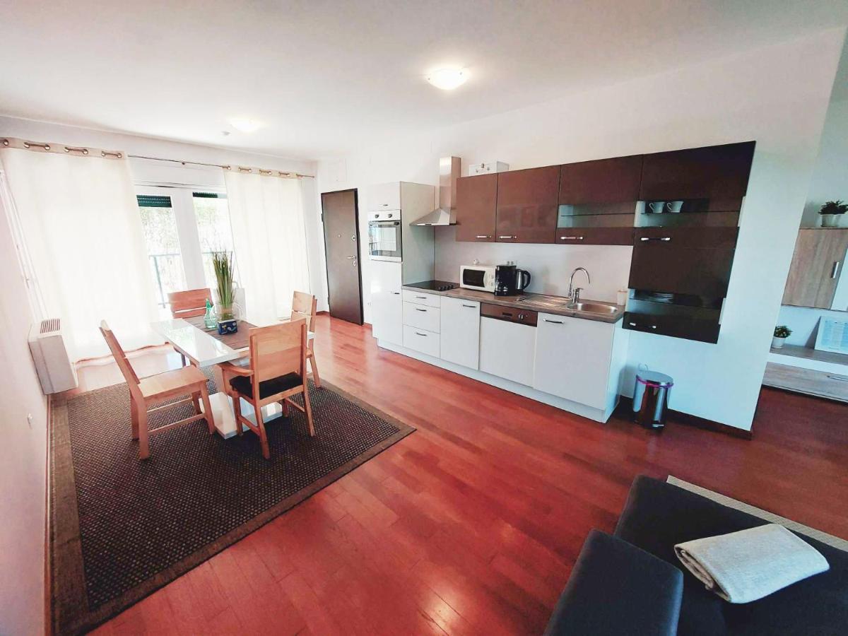 Queen Beach Apartments Nin Bagian luar foto