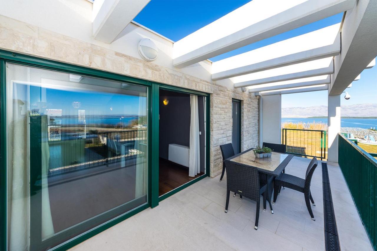 Queen Beach Apartments Nin Bagian luar foto
