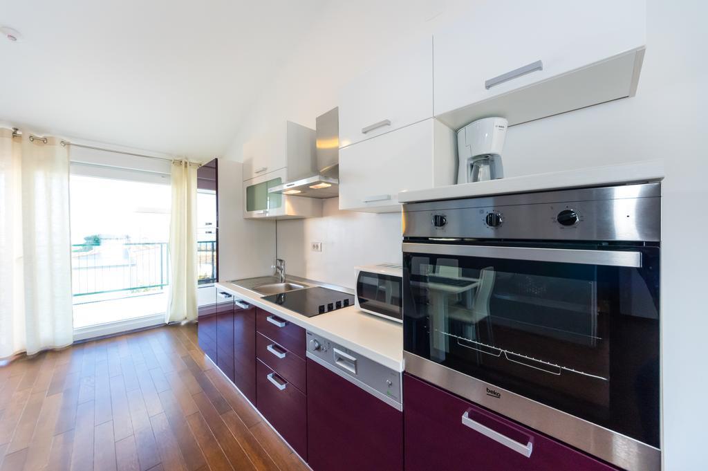 Queen Beach Apartments Nin Bagian luar foto