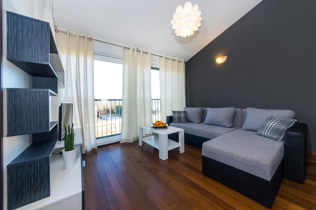 Queen Beach Apartments Nin Bagian luar foto