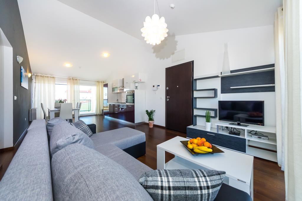Queen Beach Apartments Nin Bagian luar foto