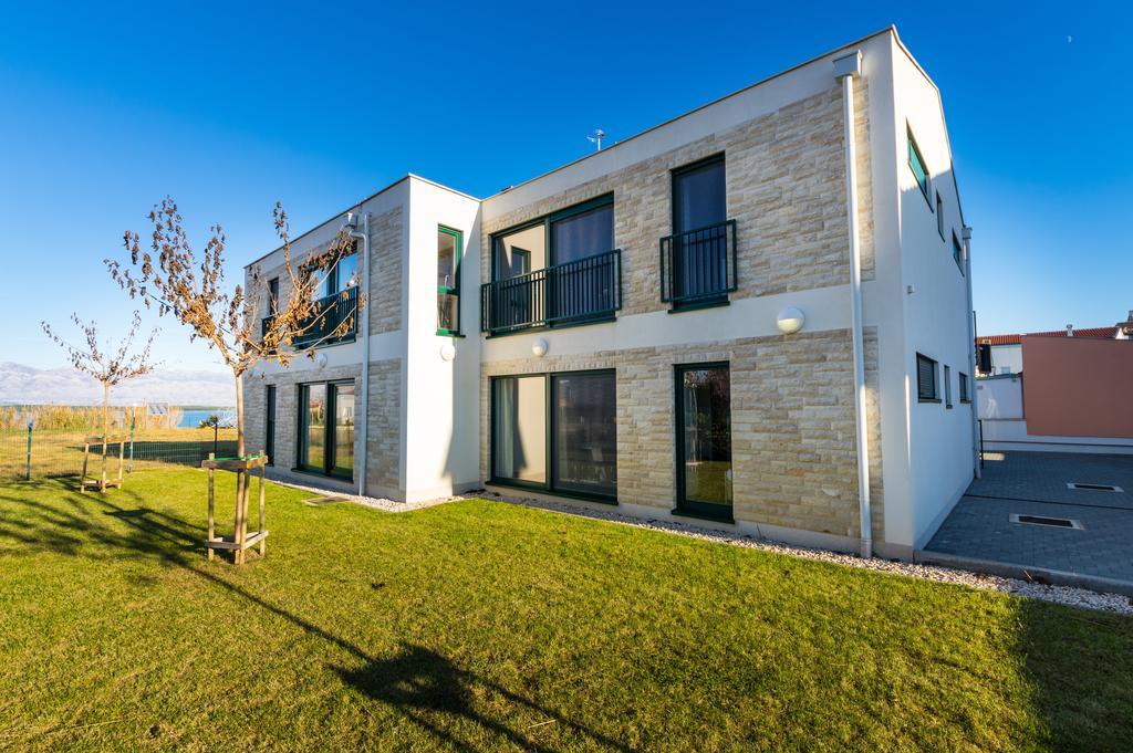 Queen Beach Apartments Nin Bagian luar foto