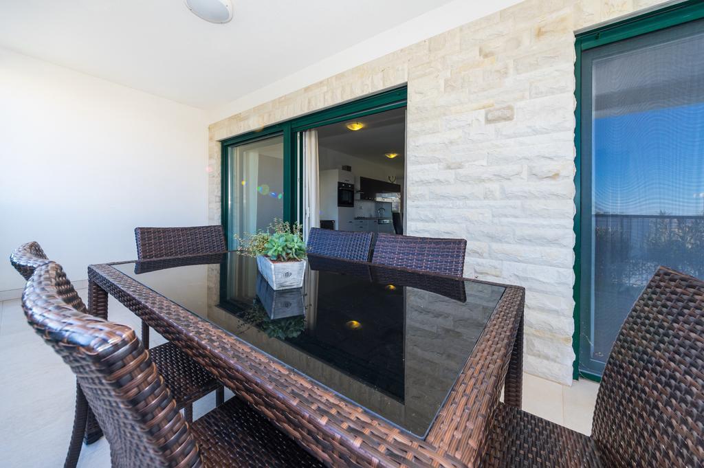 Queen Beach Apartments Nin Bagian luar foto