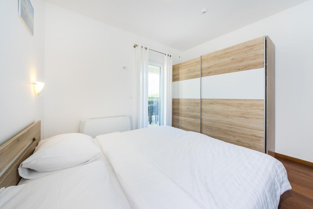 Queen Beach Apartments Nin Bagian luar foto
