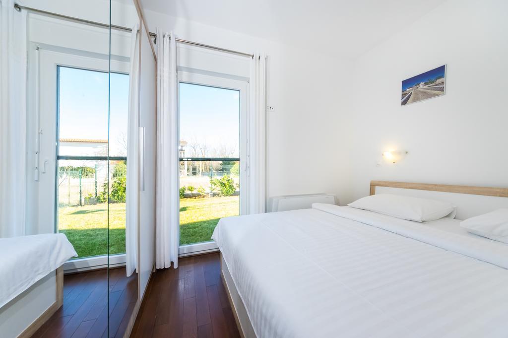 Queen Beach Apartments Nin Bagian luar foto