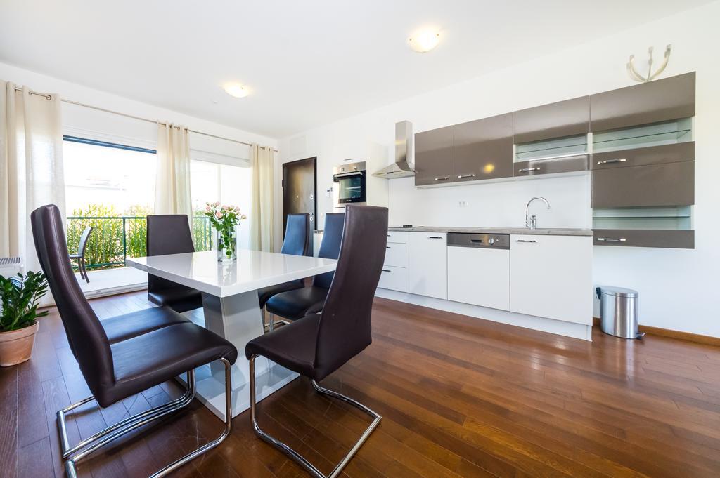 Queen Beach Apartments Nin Bagian luar foto