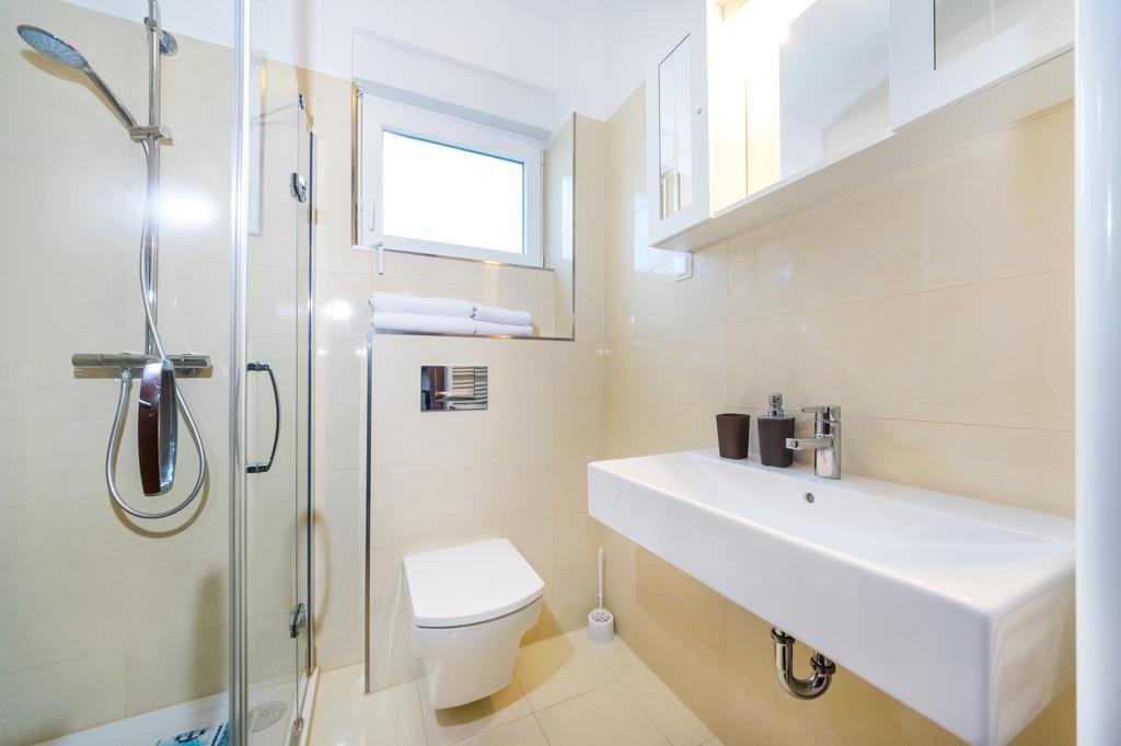 Queen Beach Apartments Nin Bagian luar foto