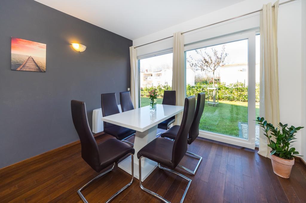 Queen Beach Apartments Nin Bagian luar foto