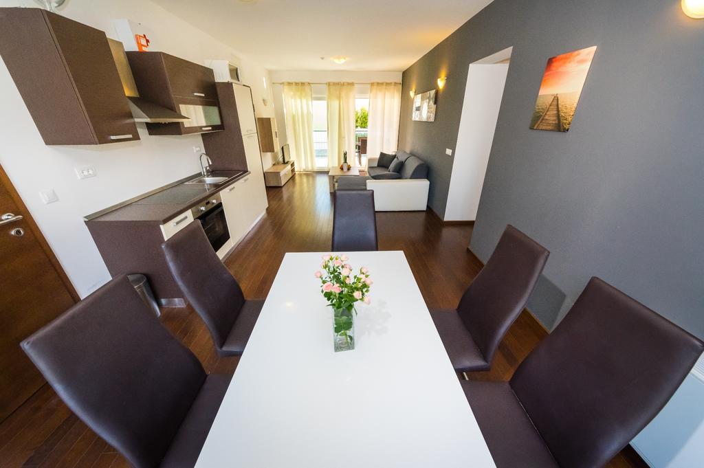 Queen Beach Apartments Nin Bagian luar foto