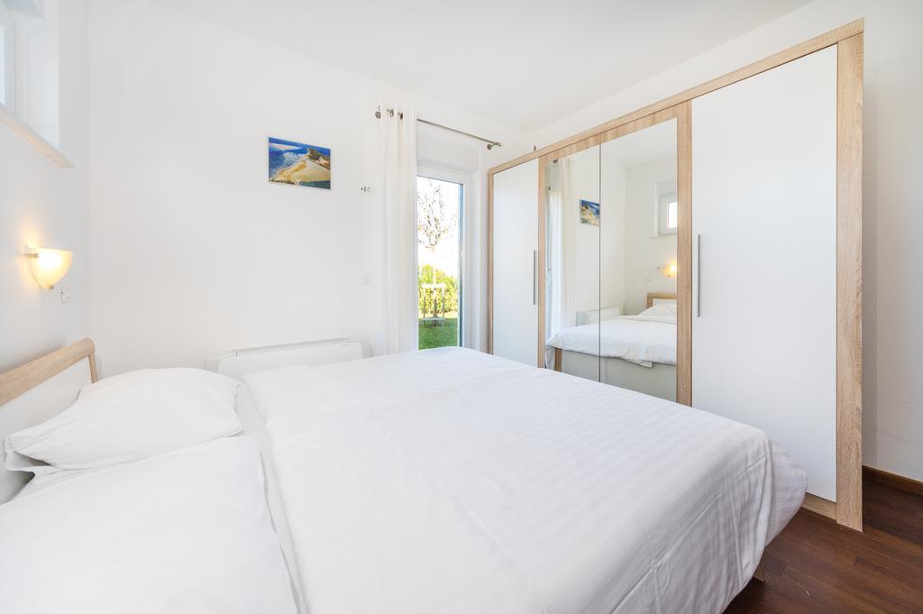 Queen Beach Apartments Nin Bagian luar foto