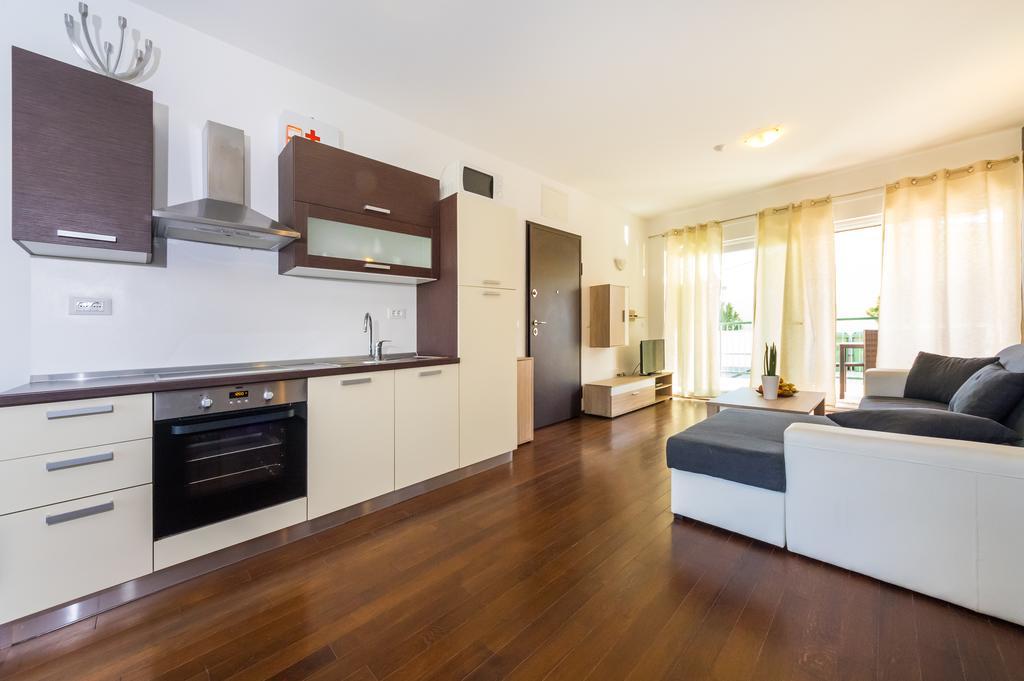 Queen Beach Apartments Nin Bagian luar foto