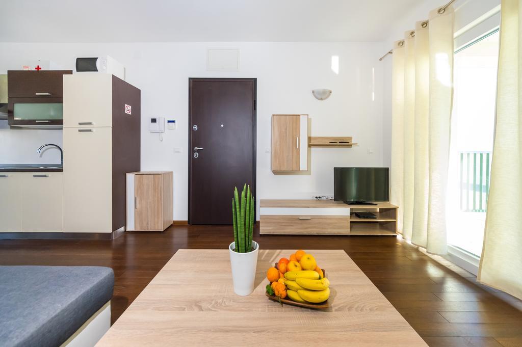 Queen Beach Apartments Nin Bagian luar foto