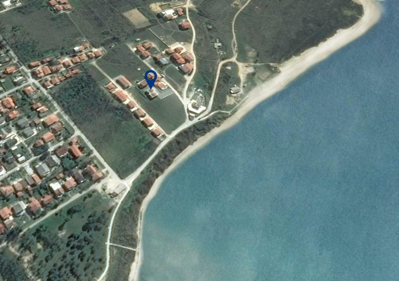 Queen Beach Apartments Nin Bagian luar foto